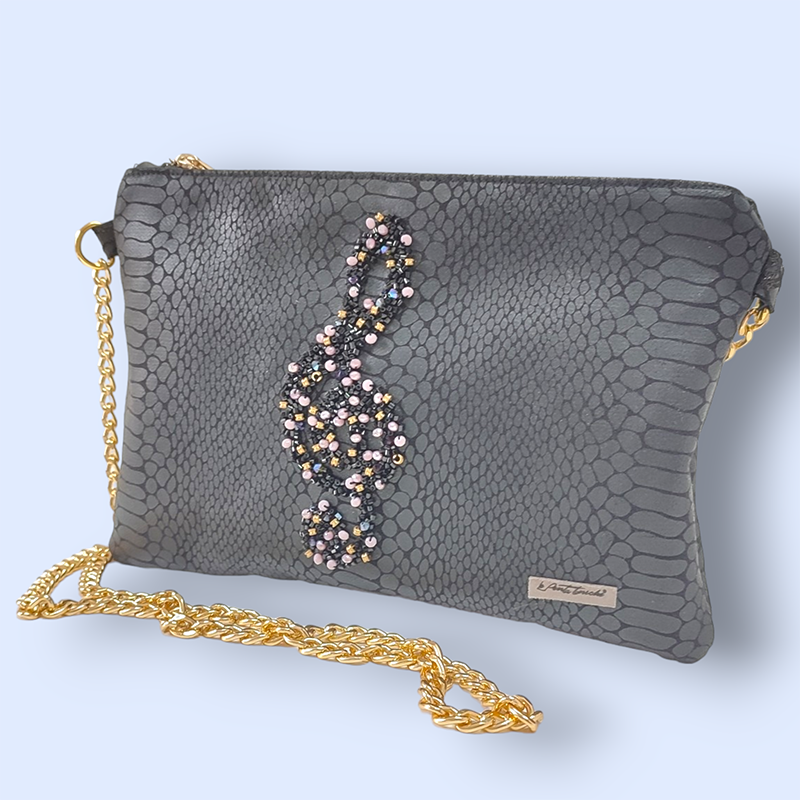 POCHETTE IN DENIM, CHIAVE DI VIOLINO RICAMATA CON PIETRE, SWAROVSKI E FINITURE METALLICHE